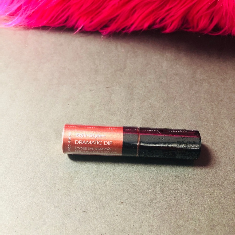Styli style eyeshadow dramatic dip